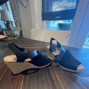 Tom’s platform black suede peel toe heels